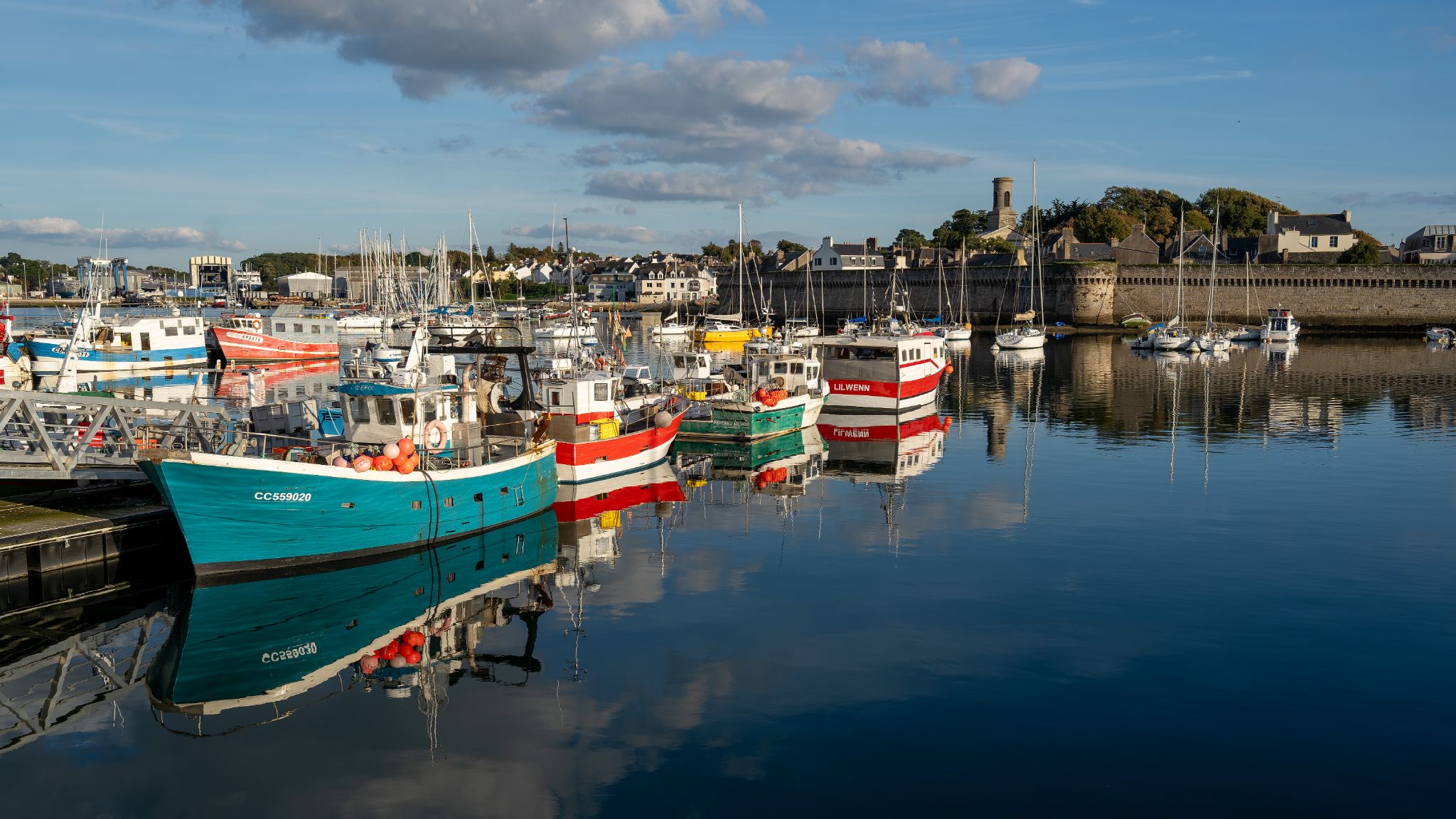 Der Quai de la Criée in Concarneau ist der Hafenbereich mit der Fischauktionshalle (Criée). Hier herrscht reges Treiben, vor allem bei der Anlieferung und dem Verkauf des Fangs.